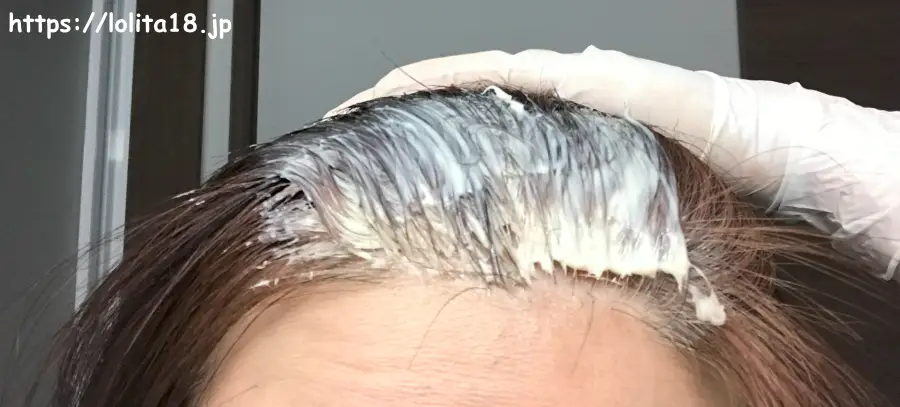 ウエラトーン白髪染めクリームを髪の根元に塗った画像